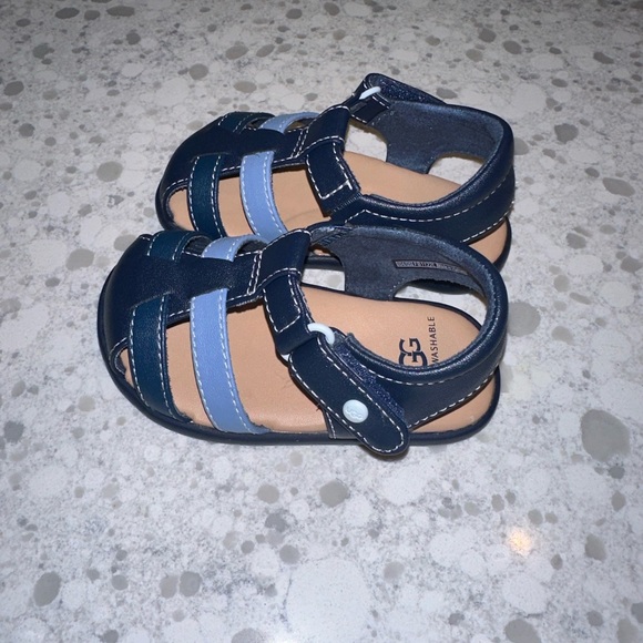 Brand new size 4 toddler Uggs. Never been worn. - Picture 4 of 6